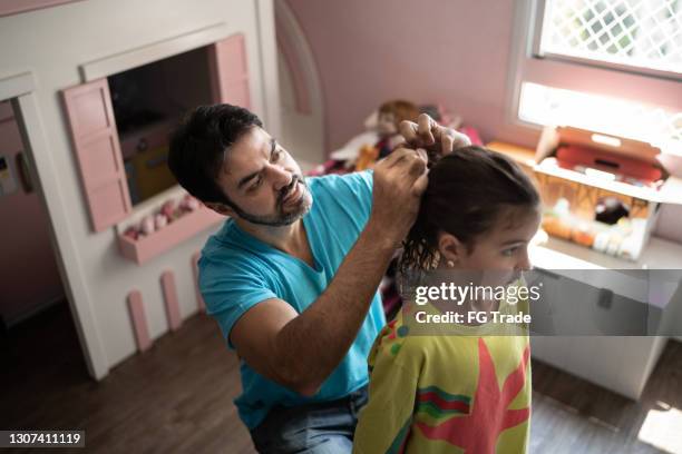 pai ajuda filha com o cabelo em casa - pai dono de casa - fotografias e filmes do acervo