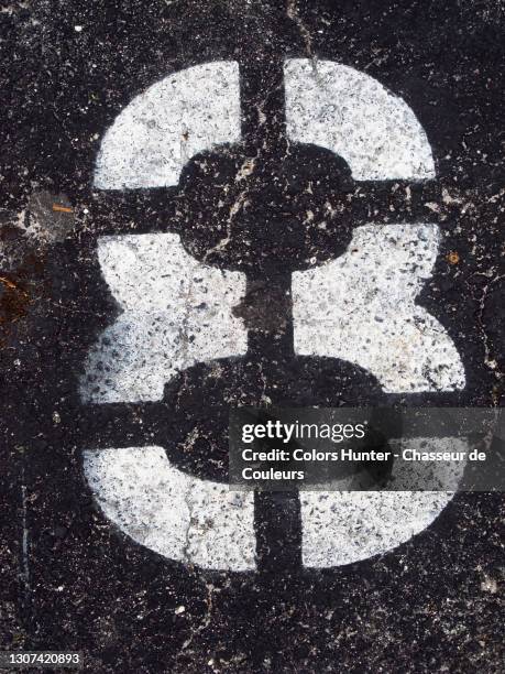 number eight painted white and weathered on asphalt in miami - number 8 stock pictures, royalty-free photos & images