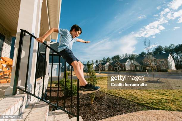 bambini che scivolano sul bannister - parapetto foto e immagini stock