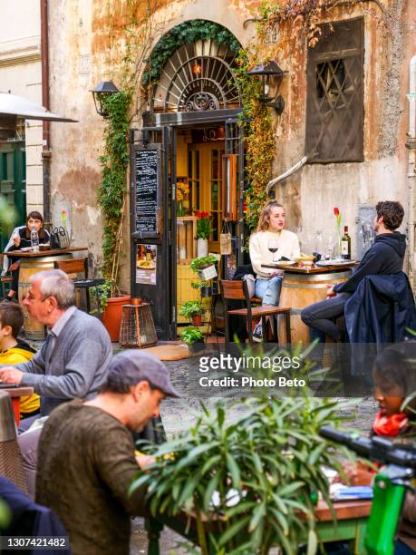 klanten die in sommige mooie italiaanse restaurants dichtbij campo de fiori in oude stad rome zitten - campo de fiori stockfoto's en -beelden
