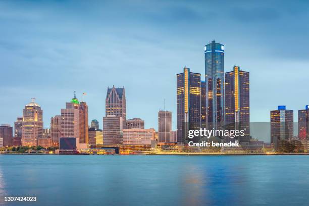 skyline von downtown detroit michigan usa flussfront - detroit stock-fotos und bilder