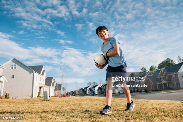 kinder, die auf dem vorgarten fußball spielen - 1 etappe stock-fotos und bilder