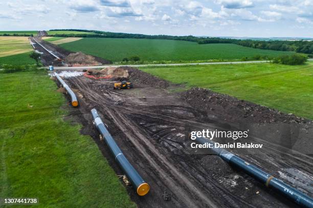 l'apparecchiatura per il gasolio gnl south stream pipeline. veduta aerea di un cantiere di un impianto di gas naturale. - oleodotto foto e immagini stock