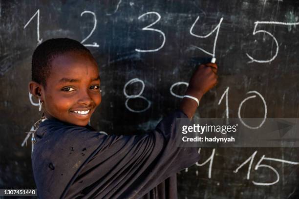 afrikanischejunge mädchen während mathe-kurs, arbore stamm, omo-tal, äthiopien - schwarz ethnischer begriff stock-fotos und bilder