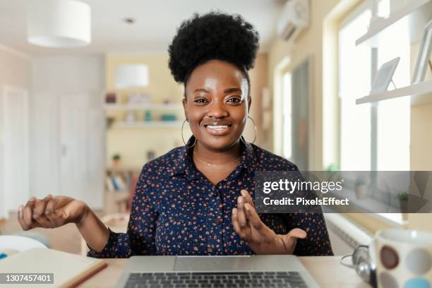 het is zo geweldig om weer bij te praten. - skypen stockfoto's en -beelden