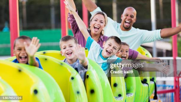 familie en vrienden op pretparkrit - attractiepark stockfoto's en -beelden
