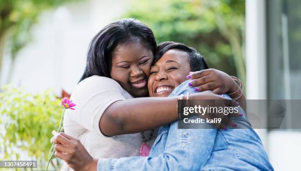 de dochter van de moeder en van de tiener met neer, het koesteren - chubby teen stockfoto's en -beelden