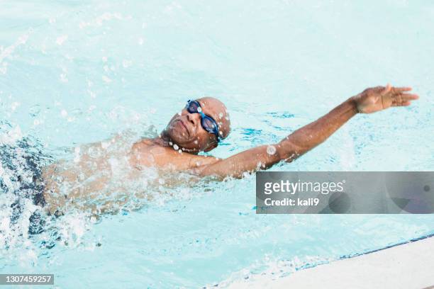 プール水泳背泳ぎのシニアアフリカ系アメリカ人男性 - backstroke ストックフォトと画像