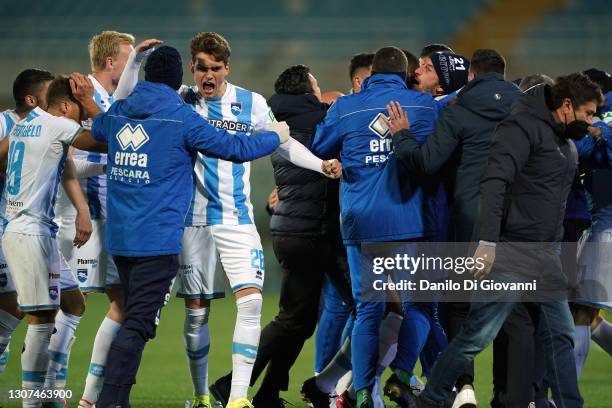 Daniele Dessena of Pescara Calcio celebrates with his teammates after scoring a goal during the Serie B match between Pescara Calcio and Ascoli...