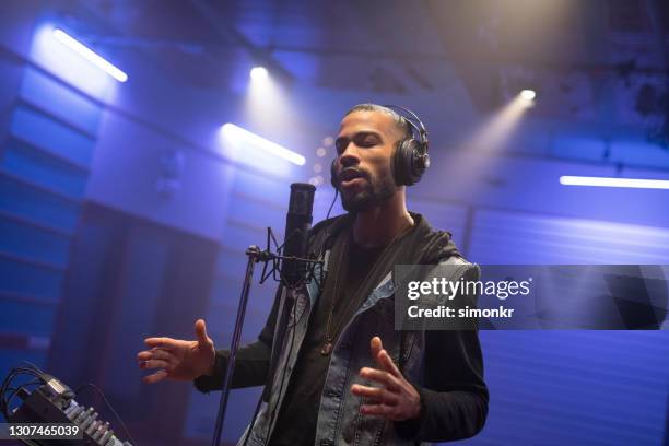 männliche sängerin singt im tonstudio - signer stock-fotos und bilder