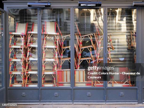 a parisian restaurant closed following the covid-19 epidemic - faillissement stockfoto's en -beelden