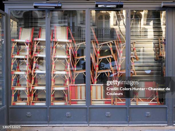 a parisian restaurant closed following the covid-19 epidemic - closing door stockfoto's en -beelden