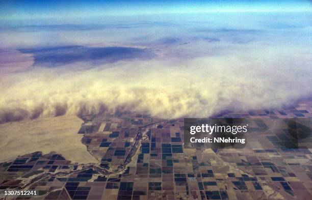 vista aérea da tempestade de poeira sobre o vale imperial, califórnia - dust storm - fotografias e filmes do acervo