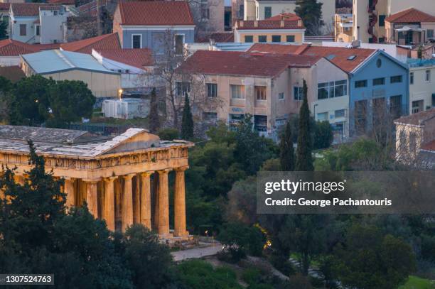 the ancient temple of hephaestus in athens, greece at dusk - oude agora stockfoto's en -beelden