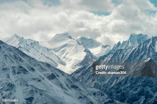 stunning landscape of  himalayas mountain ridge cover by cloud and copyspace at leh ladakh india - himalayas stockfoto's en -beelden