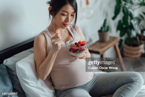 healthy eating in pregnancy - asian woman pregnant stock-fotos und bilder