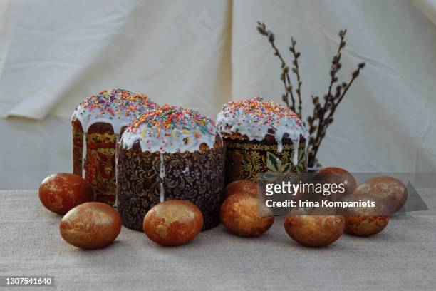 easter eggs, cakes and willow. - happy easter in russian stock-fotos und bilder