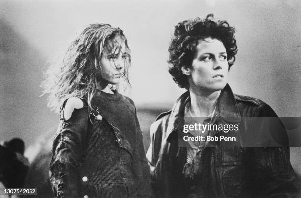 American actresses Sigourney Weaver and Carrie Henn on the set of the film Aliens II, directed by James Cameron.