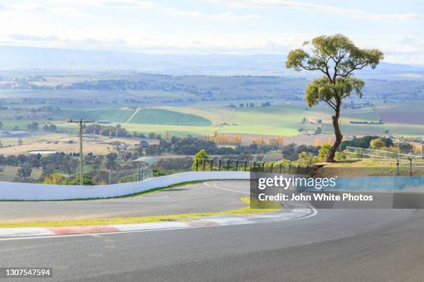 race track at bathurst. new south wales. australia. - bathurst new south wales stock pictures, royalty-free photos & images