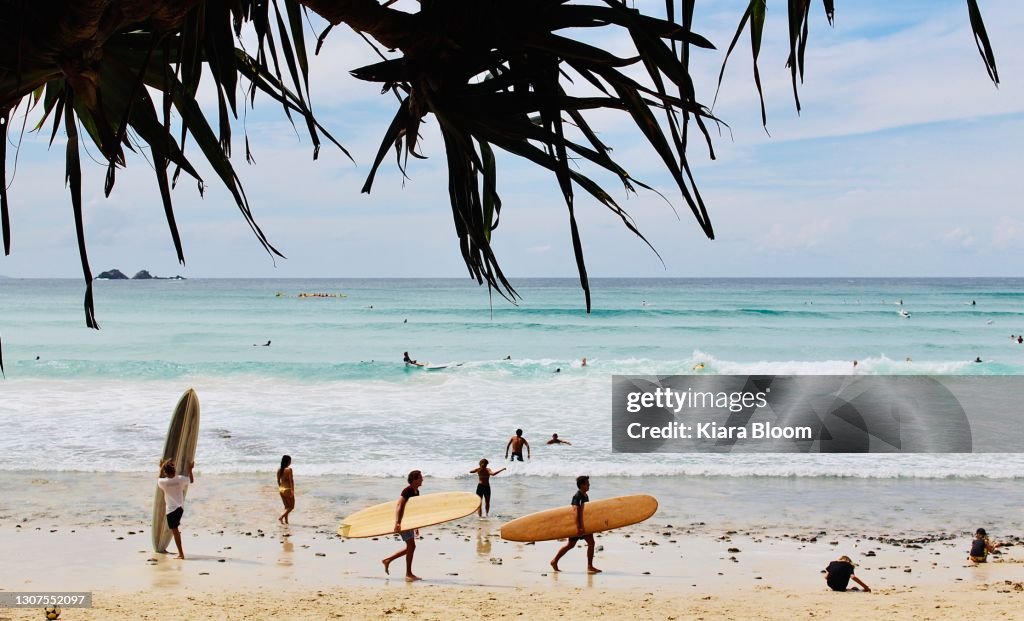Surfers met Surfboards Walking Sand op Famous Wategos Beach