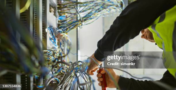 eletricista trabalhando em canteiro de obras - arame - fotografias e filmes do acervo