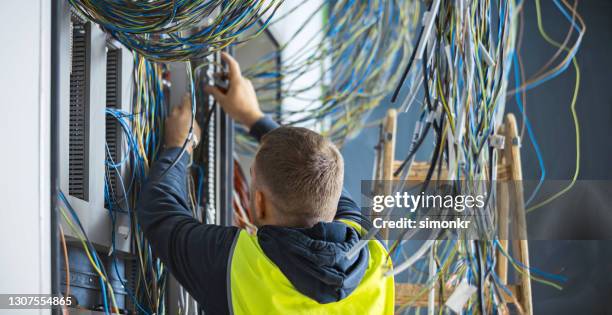 elektriker arbetar på byggarbetsplats - kabel bildbanksfoton och bilder