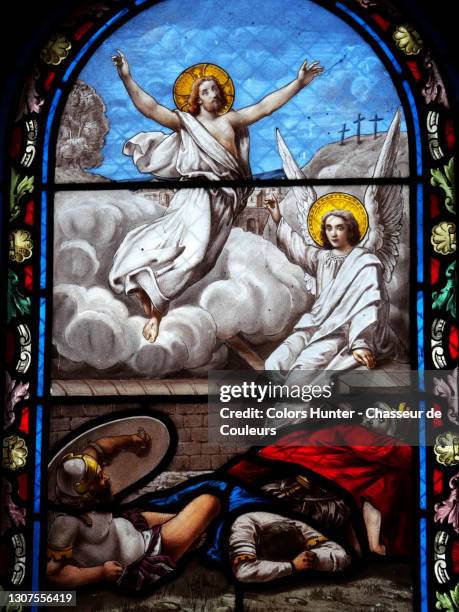 biblical scene of the resurrected jesus christ on an antique stained glass window - resurrection religion 個照片及圖片檔