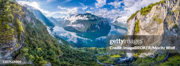 waterfall gjerdefossen, at oernesvingen viewpoint, panorama geirangerfjord, near geiranger, moere og romsdal, norway - geiranger stock-fotos und bilder