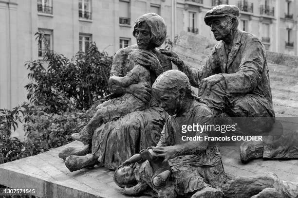 Monument commémoratif de la Rafle du Vél d'Hiv représentant des civils innocents, Place des Martyrs juifs du Vélodrome d'Hiver, réalisé par le...