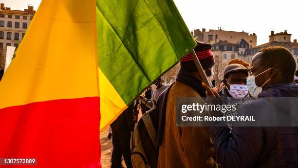 Une centaine de manifestants sénégalais se sont rassemblés pour demander la démocratie au Sénégal, le départ du président et la libération des...