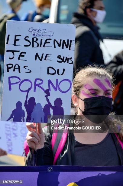 Femme avec une pancarte "Lesbienne je ne suis pas du porno" lors de la journée internationale des droits des femmes le 8 mars 2021 à Paris.