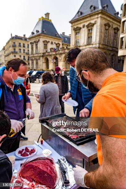 Dégustation de viande lors d'une manifestation pour protester contre la décision du maire de Lyon de retirer la viande des menus des cantines...