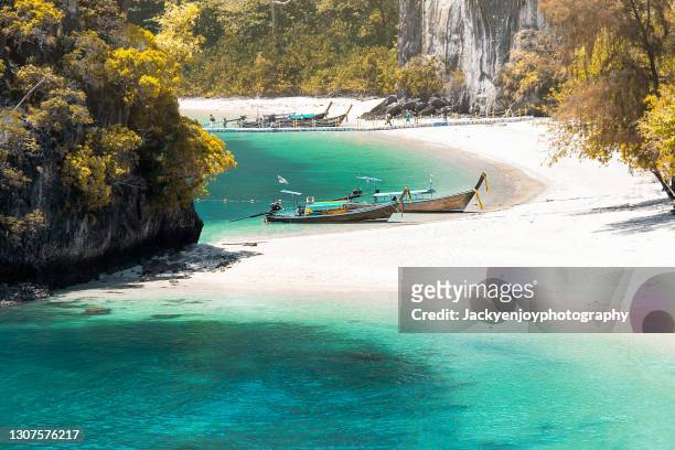 aerial view seen longtail boat on the beach at hong island, krabi, thailand. - boat top view stock-fotos und bilder