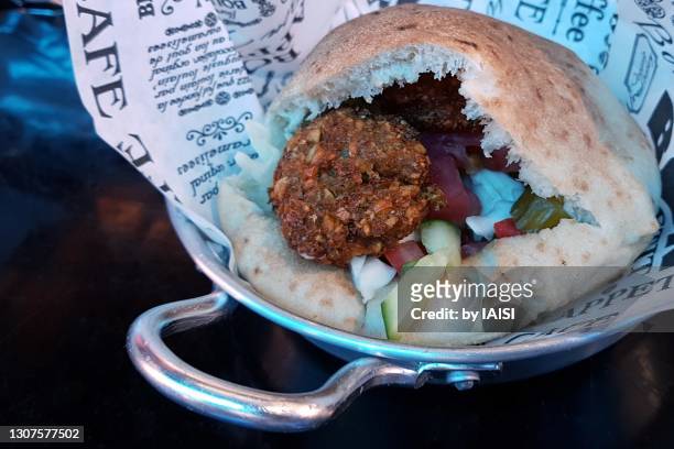 kosher falafel in pita bread, mediterranean tastes, a favourite israeli staple food - pita stock-fotos und bilder