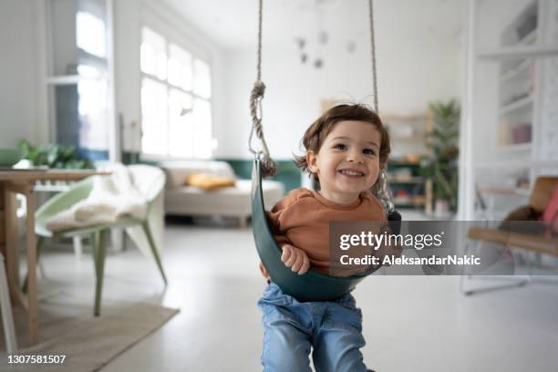 il bambino si sta divertendo durante il lockdown - solo bambini maschi foto e immagini stock