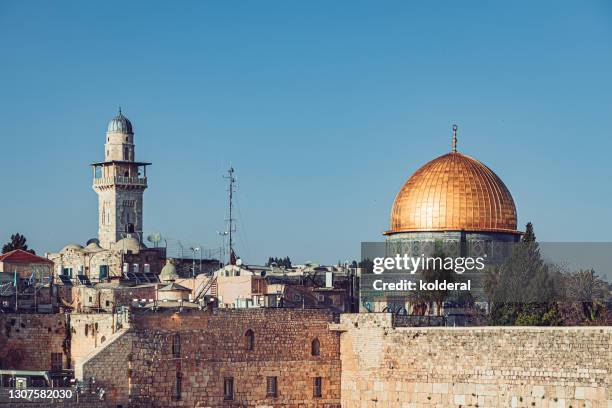 western wall and dome of the rock mosque against blue sky - western wall stock pictures, royalty-free photos & images