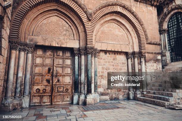 church of holy sepulchre in jerusalem - church of the holy sepulchre fotografías e imágenes de stock