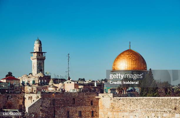 dome of the rock mosque and western wall in jerusalem - western wall stock pictures, royalty-free photos & images