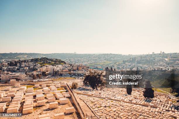 view of jerusalem with mount of olives cemetery on foreground - mont des oliviers photos et images de collection