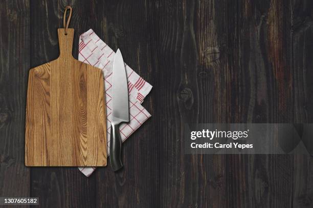 cutting board and linen napkin copy space top view - dark table stock pictures, royalty-free photos & images