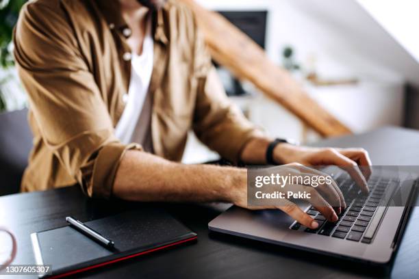 ondernemer die online aan laptop werkt - aanvraagformulier stockfoto's en -beelden