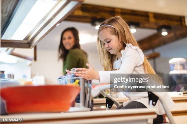 vorschulalter weiblich ist riskant klettern eine schritt-hocker-leiter, um einen cookie in home foto-serie zu bekommen - child cookie jar stock-fotos und bilder