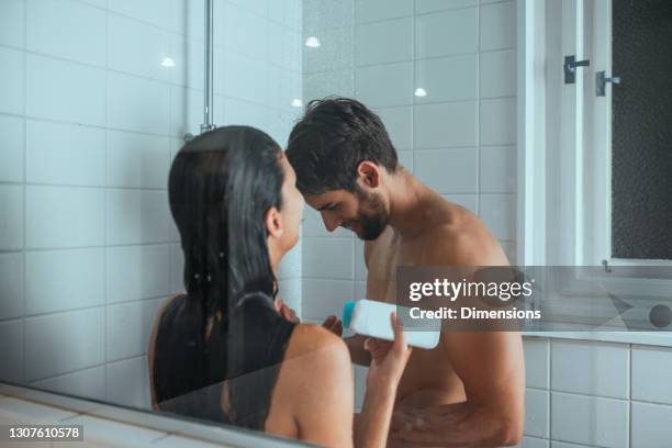 paar dusche im badezimmer, - couples showering stock-fotos und bilder