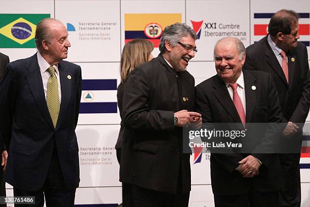 Paraguayan President Fernando Lugo C) gestures next to Enrique Iglesias , president of SEGIB and the King Juan Carlos before the group picture of the...