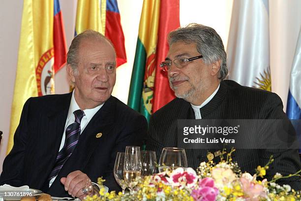 The King Juan Carlos and the President of Paraguay Fernando Lugo, during the aperture of the XXI Iberoamerican Summit on October 28, 2011 in...