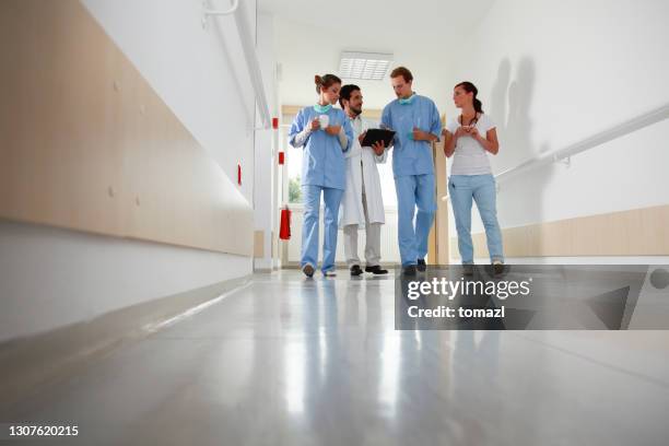 medical students and the teaching doctor - surgeon walking stock pictures, royalty-free photos & images