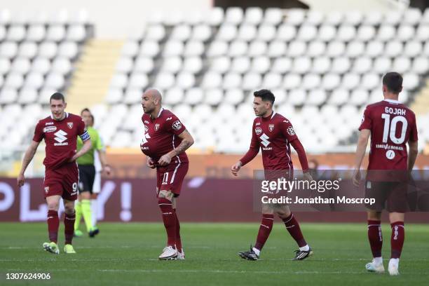 Simone Zaza of Torino FC celebrates with team mates after scoring to reduce the arrears to 2-1 during the Serie A match between Torino FC and US...