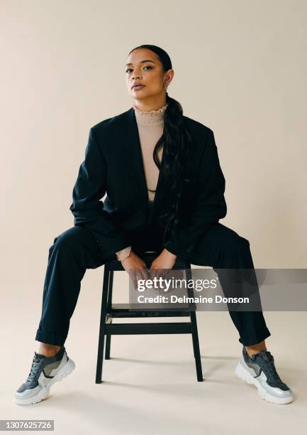 attirerai sempre ciò che credi di valere - gambe divaricate foto e immagini stock