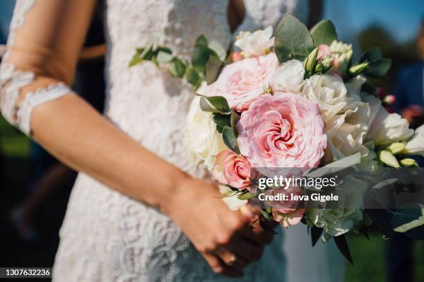 close up of wedding pink and white bouquet bride in white dress holds in her hands detail - cérémonie du mariage photos et images de collection