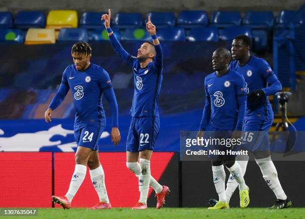 Hakim Ziyech of Chelsea celebrates with teammates Reece James, Ngolo Kante and Kurt Zouma after scoring their team's first goal during the UEFA...